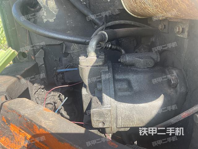 液压泵舱室正面整体（整机外观）