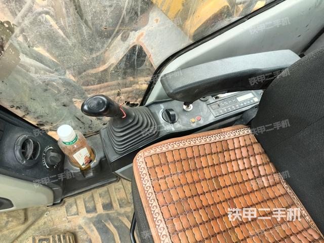 行走控制手柄和踏板?俯拍（駕駛室部分）