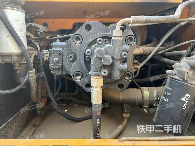 液压泵舱室正面整体（整机外观）