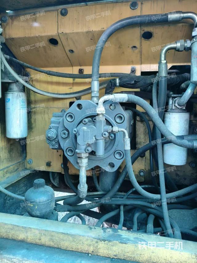 回转马达和主控阀（整机外观）