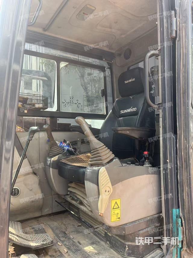 駕駛室整體（整機(jī)外觀）