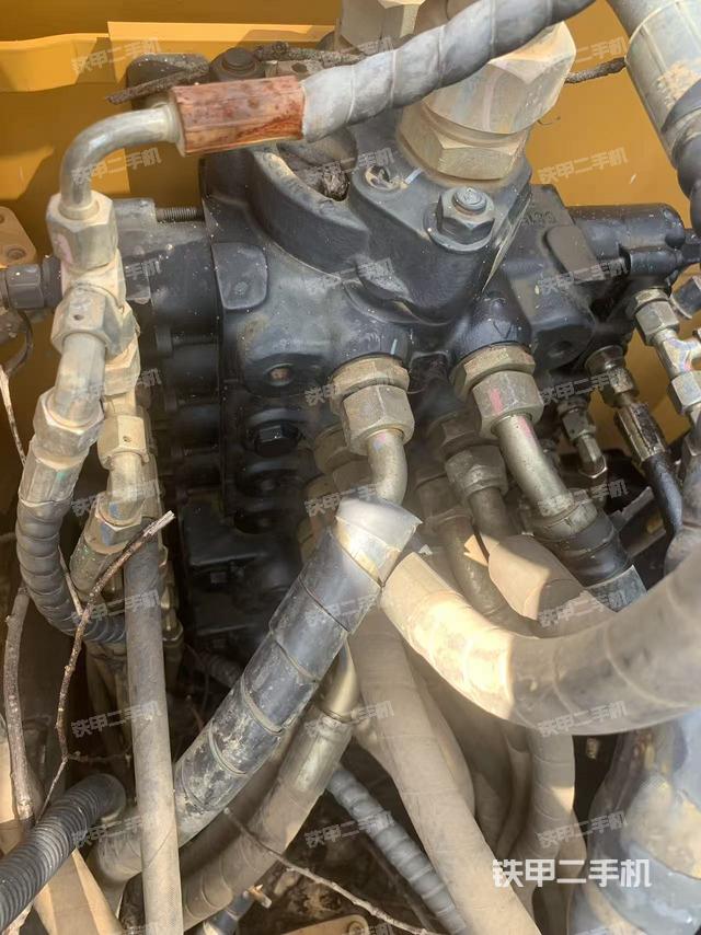 回转马达和主控阀（整机外观）