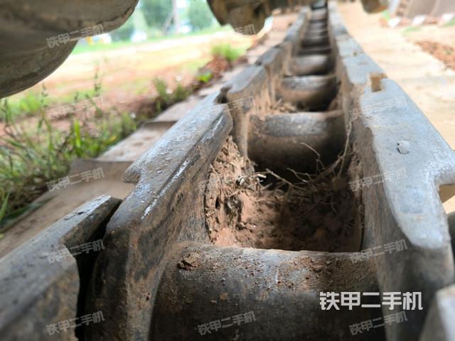 左驅(qū)動輪（行走機構(gòu)）