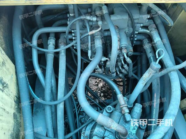 液压泵舱室正面整体（整机外观）