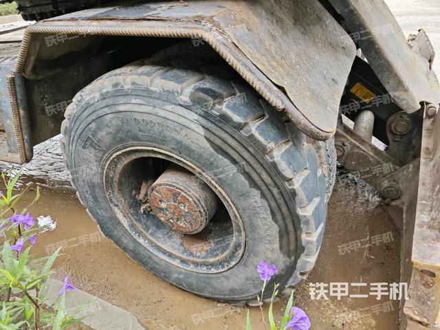 右驅(qū)動輪（行走機構(gòu)）