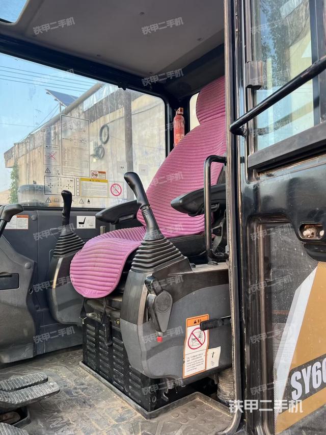 驾驶室顶部（整机外观）