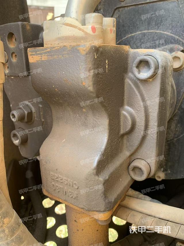 液压泵舱室正面整体（整机外观）