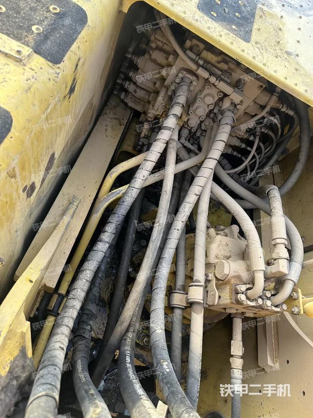 回轉(zhuǎn)馬達(dá)和主控閥（整機(jī)外觀）