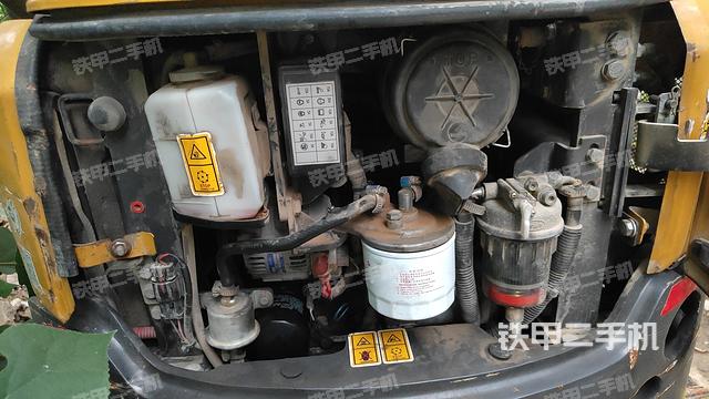 液压泵舱室正面整体（整机外观）