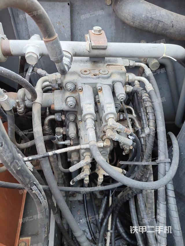 回转马达和主控阀（整机外观）