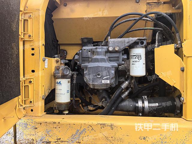 液压泵舱室正面整体（整机外观）