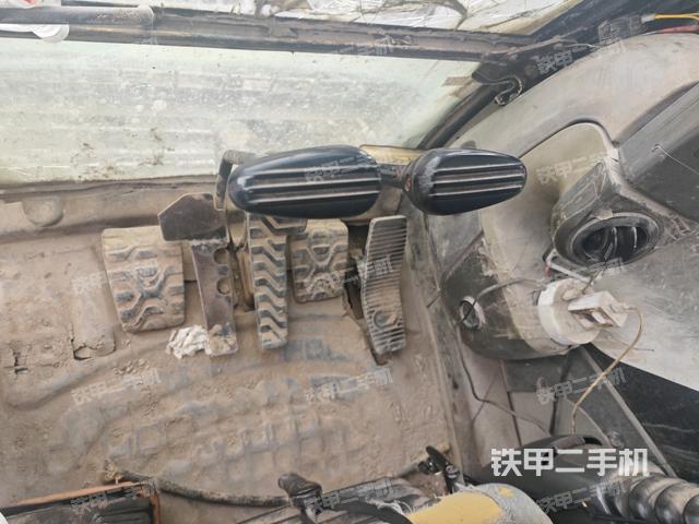 行走控制手柄和踏板 俯拍（驾驶室部分）