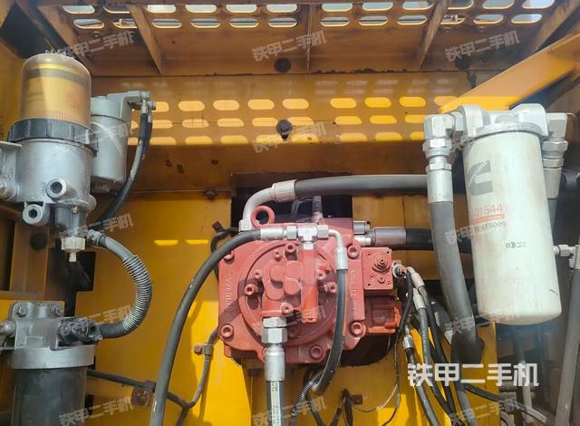 液压泵舱室正面整体（整机外观）