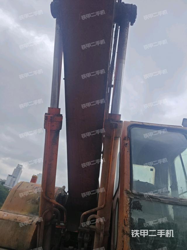 大臂油缸整体 竖拍（工作和回转装置）