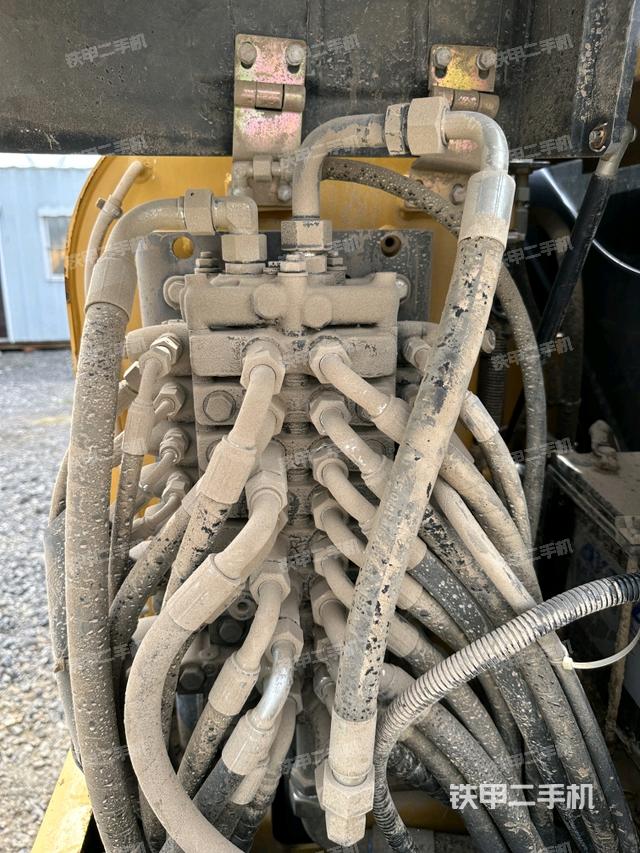 回转马达和主控阀（整机外观）