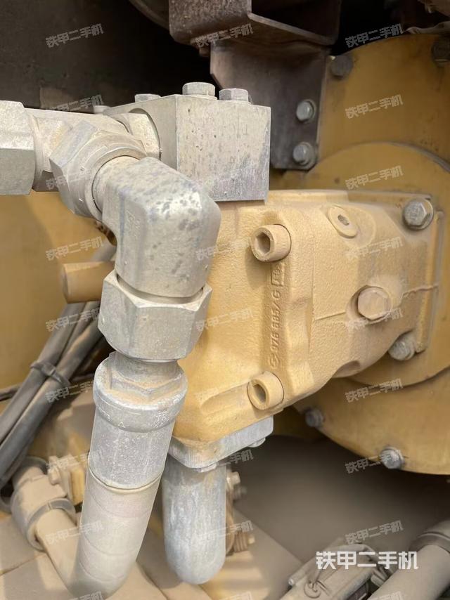 液压泵舱室正面整体（整机外观）