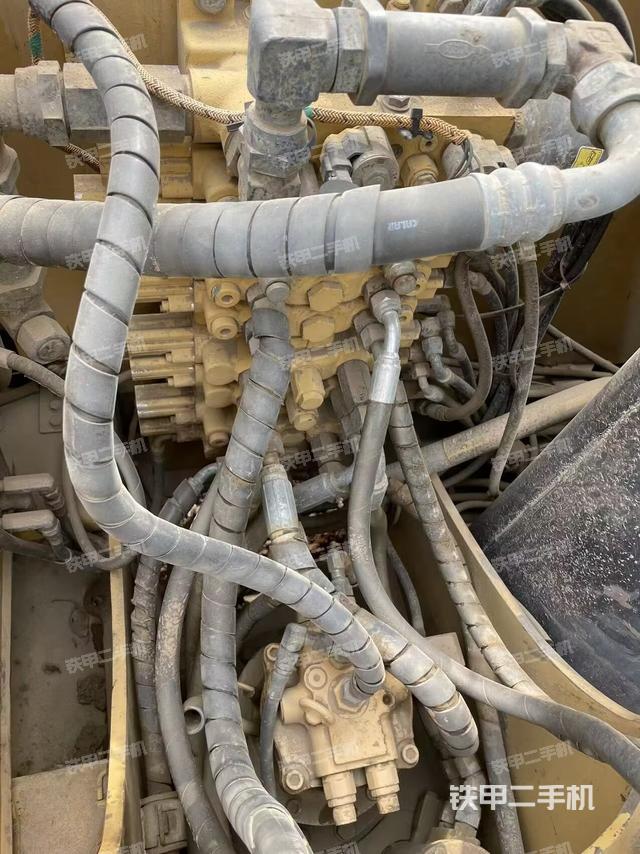 回转马达和主控阀（整机外观）