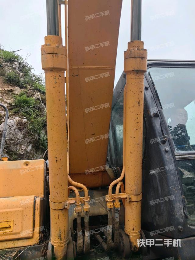 大臂油缸整体 竖拍（工作和回转装置）