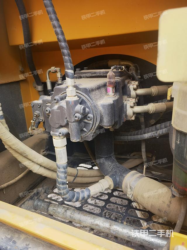 液压泵舱室正面整体（整机外观）