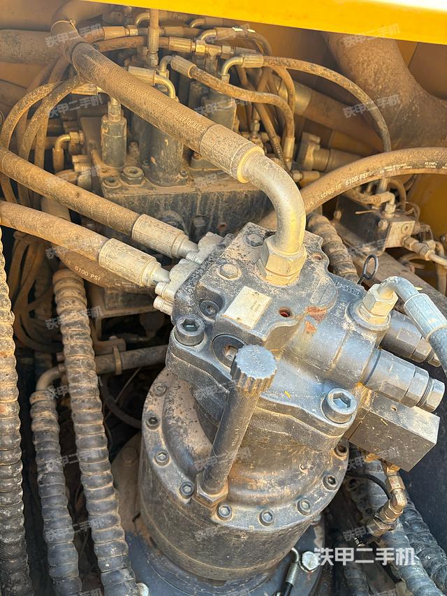 回转马达和主控阀（整机外观）