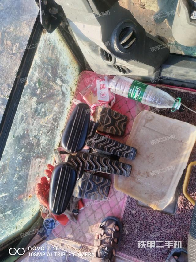 行走控制手柄和踏板 俯拍（驾驶室部分）