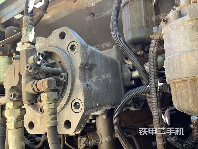 液压泵舱室正面整体（整机外观）