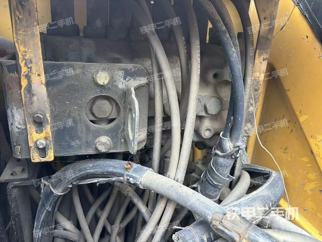 回转马达和主控阀（整机外观）