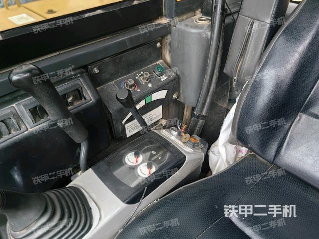 座椅左侧控制台/音响/含左手柄（驾驶室部分）