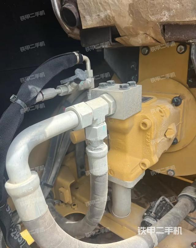 液压泵舱室正面整体（整机外观）