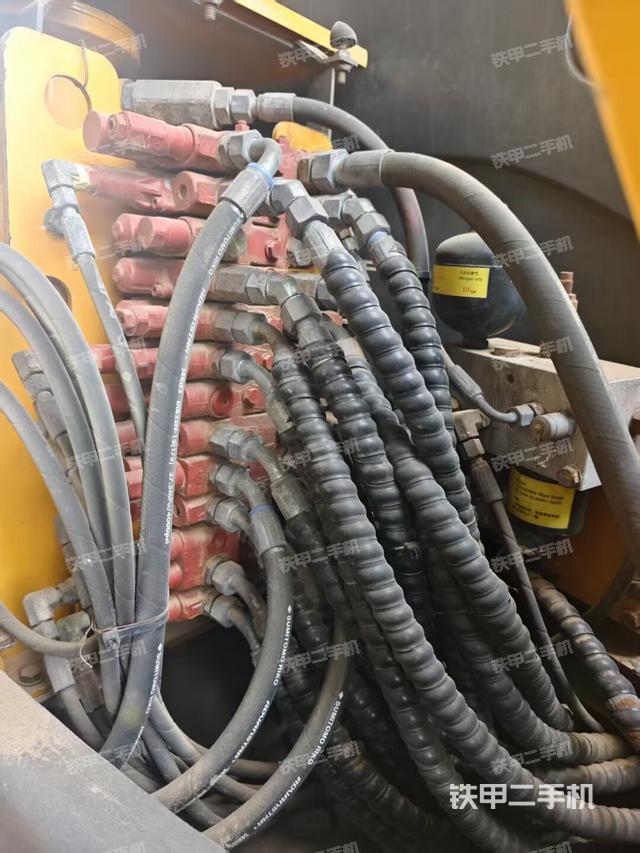 回轉(zhuǎn)馬達(dá)和主控閥（整機(jī)外觀）