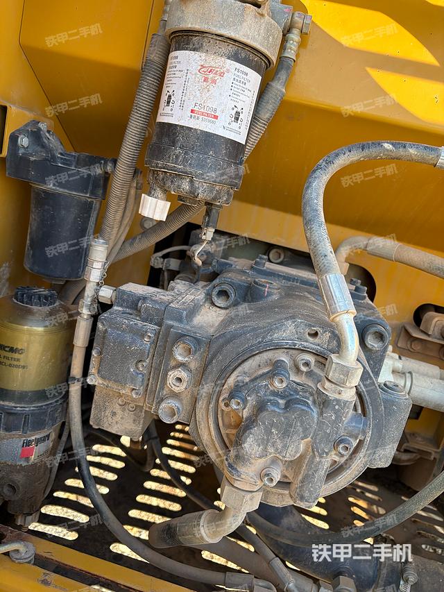 液压泵舱室正面整体（整机外观）