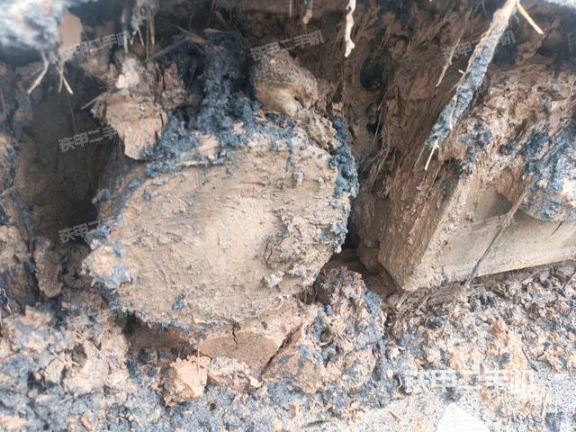 左驅(qū)動輪（行走機構(gòu)）