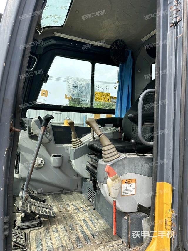 驾驶室顶部（整机外观）