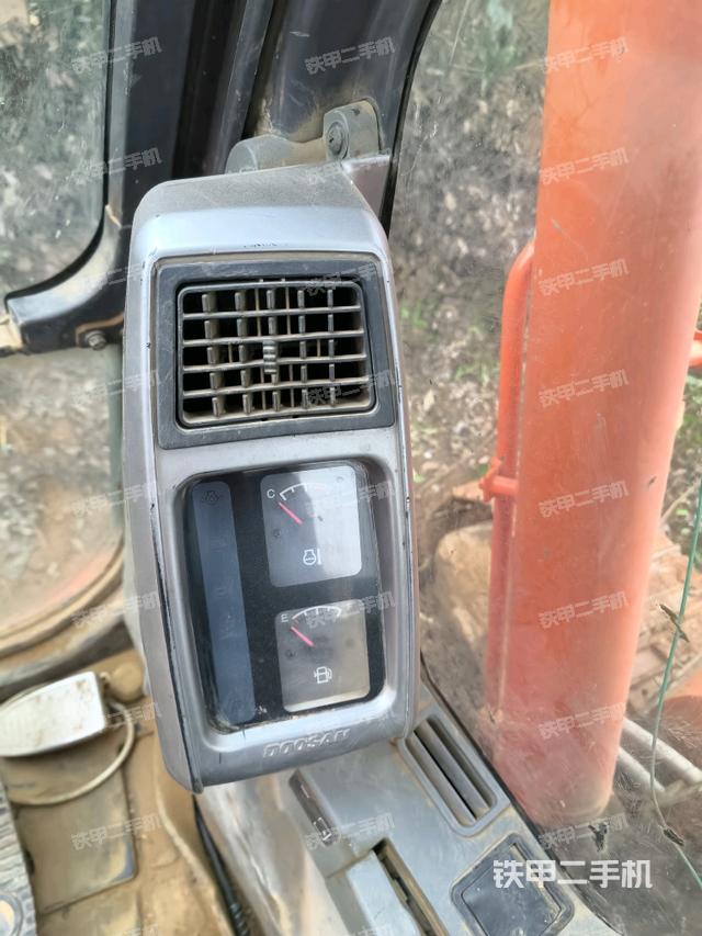 显示屏 (驾驶室部分) 显示屏 (驾驶室部分)