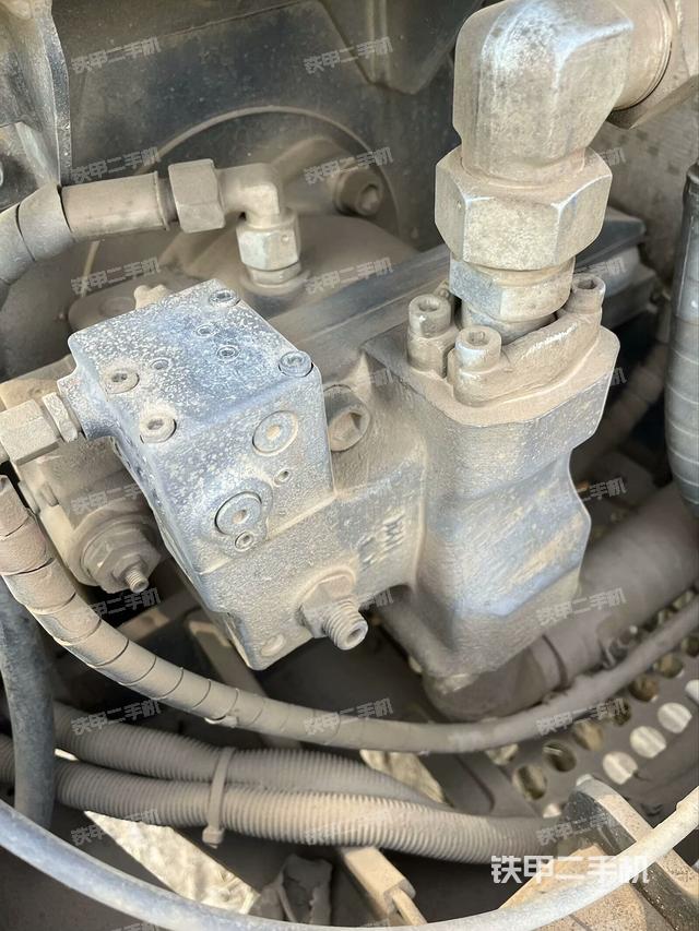 液壓泵艙室正面整體(整機(jī)外觀) 液壓泵艙室正面整體(整機(jī)外觀)