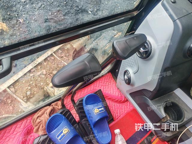 行走控制手柄和踏板?俯拍（駕駛室部分）