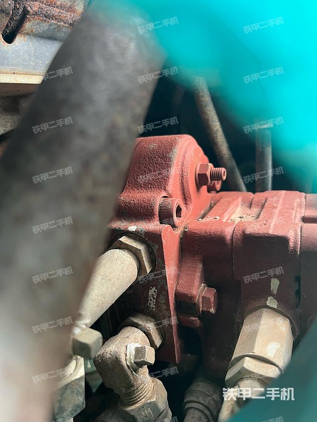 液压泵舱室正面整体（整机外观）