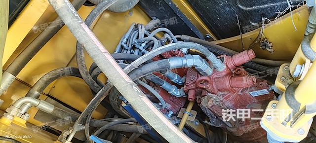 液压泵舱室正面整体（整机外观）