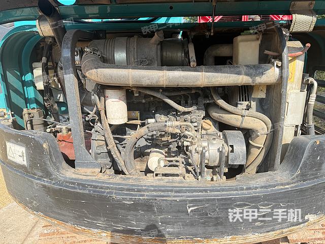 液压泵舱室正面整体（整机外观）