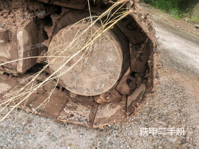 左驅(qū)動輪（行走機構(gòu)）