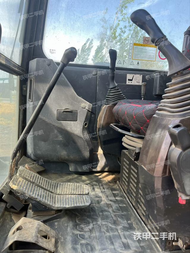 駕駛室頂部(整機(jī)外觀) 駕駛室頂部(整機(jī)外觀)