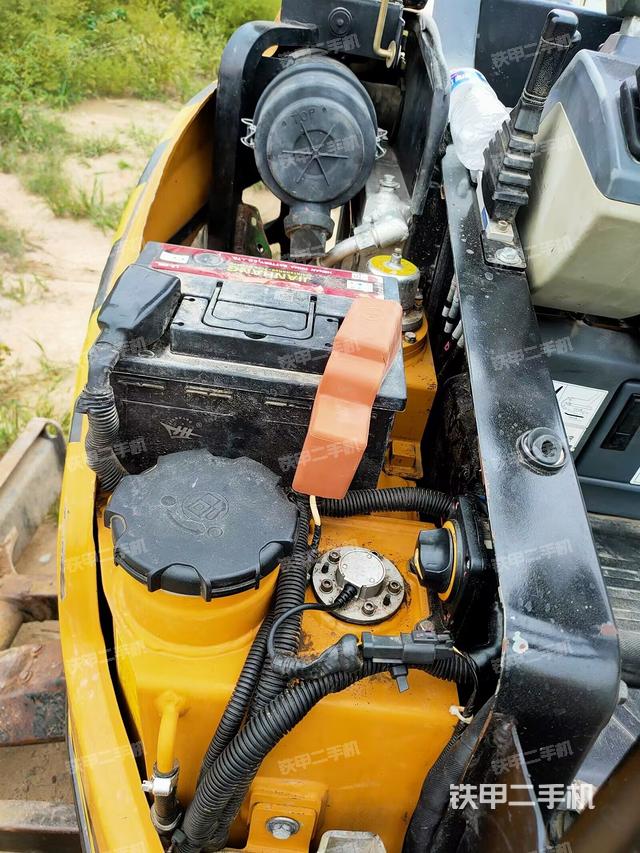 回轉(zhuǎn)馬達(dá)和主控閥（整機(jī)外觀）