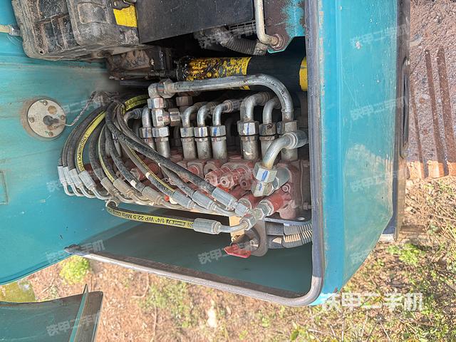 回转马达和主控阀（整机外观）