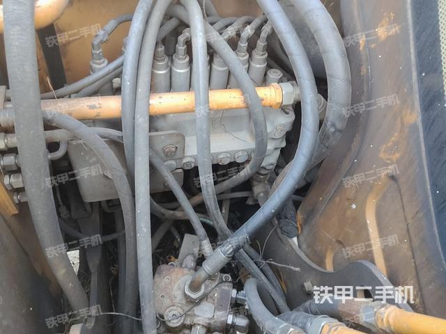 回轉(zhuǎn)馬達(dá)和主控閥（整機(jī)外觀(guān)）