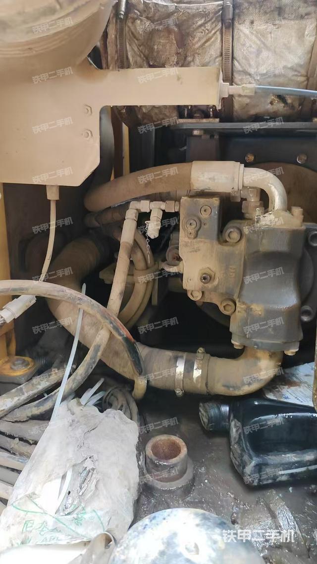 液压泵舱室正面整体（整机外观）