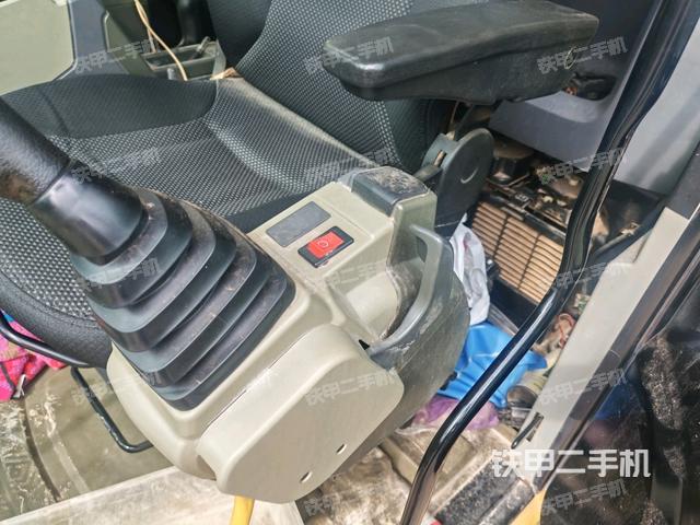 座椅右側(cè)控制臺/鑰匙門/油門/含右手柄（駕駛室部分）