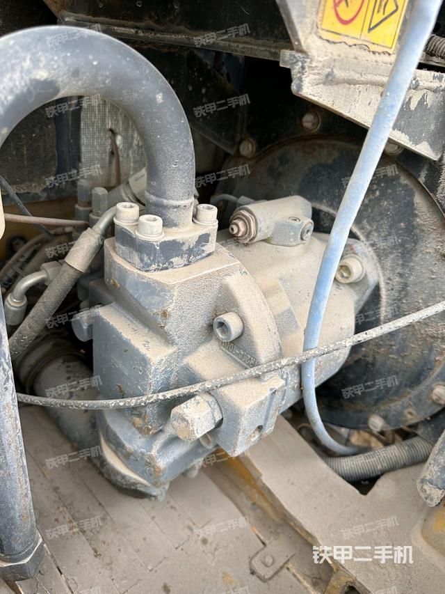 液压泵舱室正面整体（整机外观）