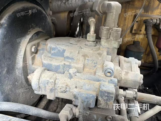 液压泵舱室正面整体（整机外观）