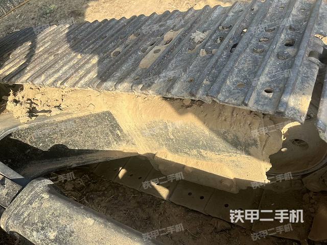 單側(cè)履帶整體(整機(jī)外觀) 單側(cè)履帶整體(整機(jī)外觀)