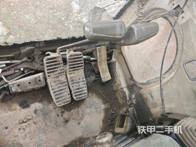 行走控制手柄和踏板 俯拍（驾驶室部分）